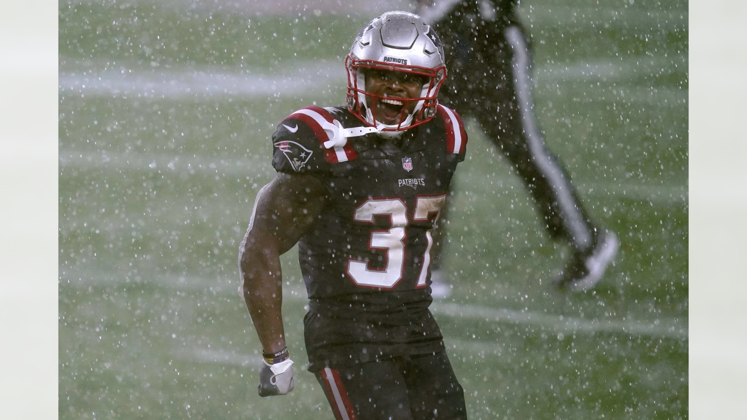 Cam Newton helps Patriots beat Ravens in rain and wind