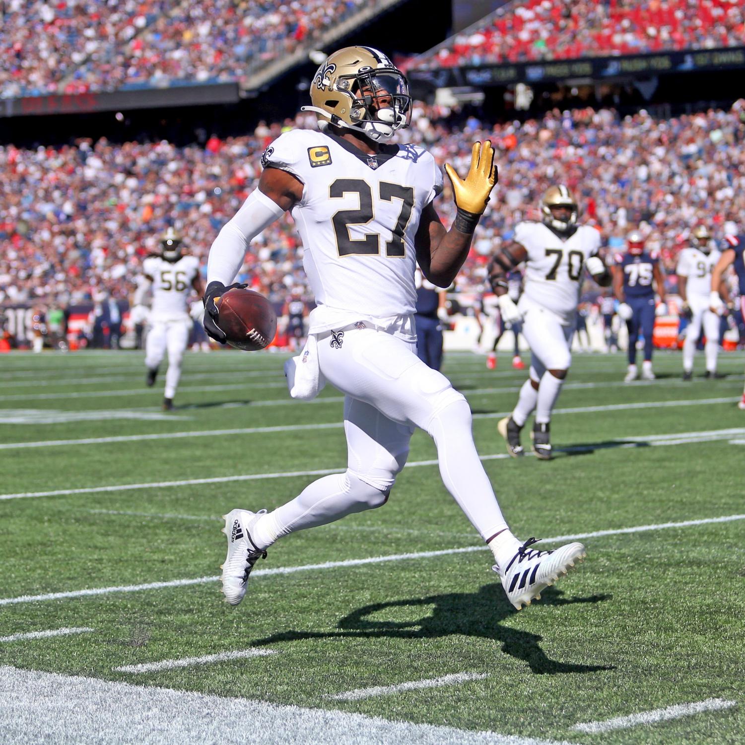 Sunday, September 26, 2021: New England Patriots quarterback Mac Jones (10)  warms up before the NFL football game between the New Orleans Saints and  the New England Patriots at Gillette Stadium, in