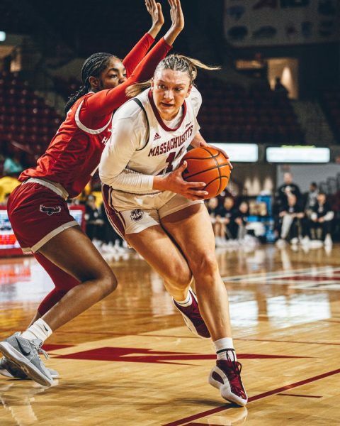 UMass dominates against Loyola Chicago 87-62